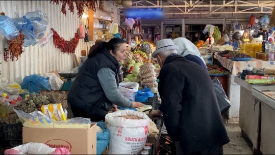 Tregu bosh në Lezhë për festat e fundvitit, blerësit: Të ardhurat janë të pakta! Ekonomia është përtokë