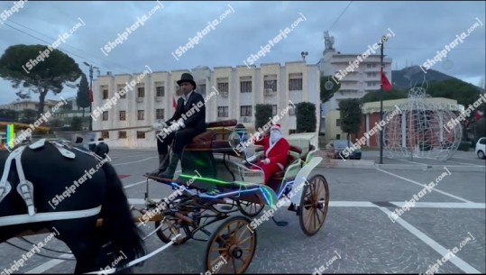 Jo nga oxhaku! Në Lezhë, Babagjyshi shëtit qytetin me slitë me kalë, shpërndan dhurata për fëmijët: U gëzuan shumë  (VIDEO)