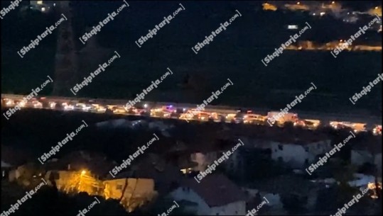 Festat e Krishtlindjeve/ Fluks automjetesh në autostradën Tiranë-Elbasan, trafik i rënduar! Qytetarët zgjedhin Korçën e Pogradecin për të kaluar pushimet