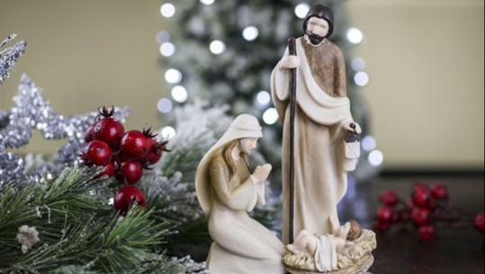 Simbolika, çfarë do të thotë festa e Krishtlindjes për besimtarët e Krishterë! Historia e Pemës së Krishtlindjes