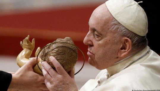 Papa Françesku feston Meshën e Krishtlindjeve: Të mos mposhtemi nga frika dhe dëshpërim, të ringremë sërish besimin