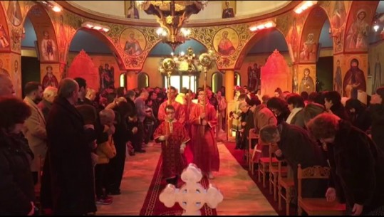 Shqipëria përfshihet nga atmosfera e festës, besimtarët e krishterë në të gjithë vendin kremtojnë Krishtlindjen
