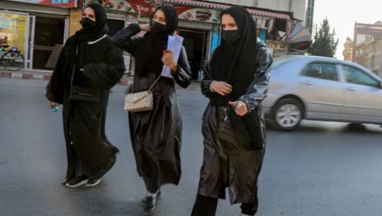 Talebanët ndaluan shkollimin për gratë, disa organizata ndërkombëtare pezullojnë aktivitetin e tyre në Afganistan