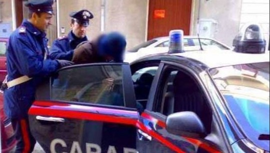 Makina e tij e parkuar ngjalli shumë dyshime, policia italiane arreston 25 vjeçarin shqiptar që shiste kokainë, i gjenden 80 doza dhe mijëra euro ‘cash’