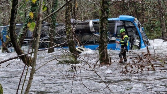 Tragjedi në Spanjë, autobuzi bie nga ura dhe përfundon në lumë! Vdesin 6 persona, plagosen disa të tjerë