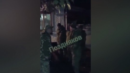 VIDEO/ Komandanti rus rreh brutalisht me shkop ushtarët e tij: Kushdo që do të lëvizë do të qëllohet
