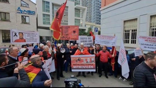 Tensionet në veri të Kosovës, protestë para ambasadës serbe në Tiranë: Begaj të thërrasë Këshillin e Sigurisë! Opozita: Po kërcënohet paqja