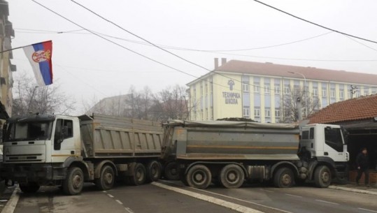 Tensionet në veri të Kosovës, serbët shtojnë barrikadat! Brnabiç ashpërson ‘tonet’: Ne do fitojmë, Kurti do dështojë! Vuçiç rrit gatishmërinë luftarake