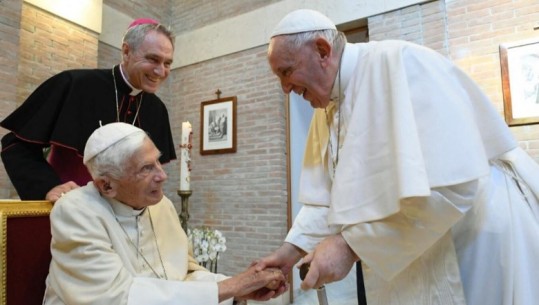 Rëndohet gjendja shëndetësore e Benediktit XVI, Papa Françesku: Lutuni për të, është shumë sëmurë