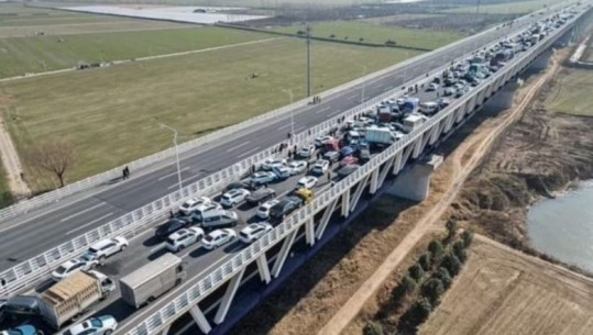 Mjegulla shkakton kaos në një autostradë Kinë, përplasen 200 makina