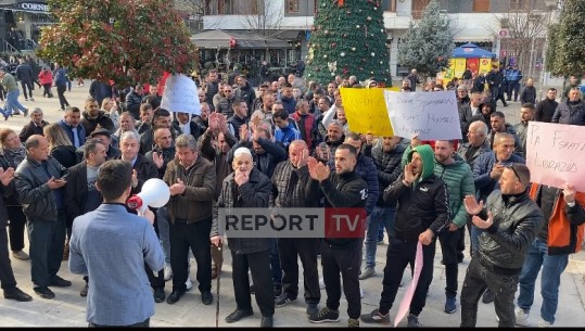 Banorët e Spatharës protestë para bashkisë së Librazhdit: Duam asfalt në fshat! Nëse nuk plotësohet do bllokojmë rrugën kryesore