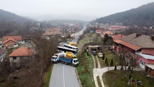 Situata në veri të Kosovës, Gjermania: Serbët të heqin barrikadat ilegale! Bllokimi i kalimit kufitar të Merdarës e rëndon situatën