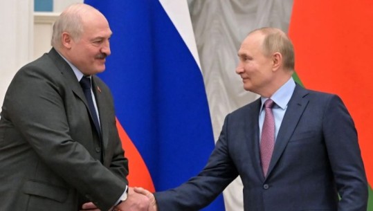 Lukashenko shkon në Rusi: Vumë ‘pikat mbi i’ me Putinin! Kievi: Rusët po synojnë të çojmë ushtrinë në krahun tjetër