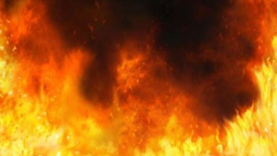 Merr flakë kabina elektrike në Burrel, digjet hyrja e një pallati