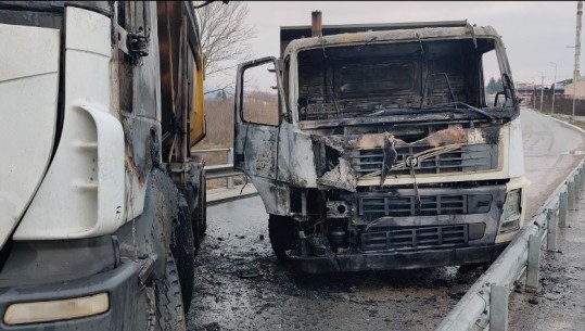 Digjen disa kamionë në një barrikadë në veri