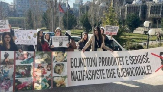 Studentët në Prishtinë protestojnë me qëllim të bojkotimit të produkteve serbe