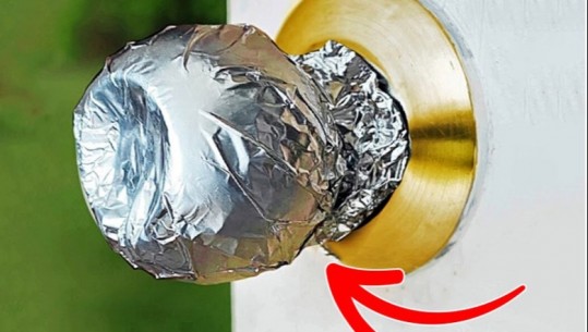 Ja pse është një ide e mirë të mbështillni dorezën e derës me letër alumini