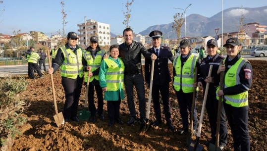Policia Bashkiake dhuron 50 pemë, Veliaj: Janë të parët që i vijnë në ndihmë komunitetit, meritojnë mirënjohje që e mbajnë qytetin pastër