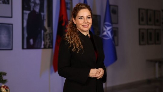 Festat e fundvitit/ Ministrja e Jashtme uron shqiptarët: Arritjet e mëdha të Shqipërisë për 2022, arsye për ta pritur vitin e ri me optimizëm