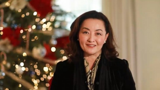 Ambasadorja Yuri Kim uron shqiptarët për Vitin e Ri: Ishte një vit i jashtëzakonshëm, festuam 100 vjetorin e marrëdhënieve diplomatike