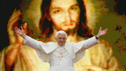 Ndarja nga jeta e Benediktit të XVI, Alibeaj: Humbje e madhe për komunitetin katolik