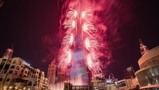 Dubai pret vitin 2023, ‘merr flakë’ Burj Khalifa! Pamjet mahnitëse nga Emiratet e Bashkuara Arabe