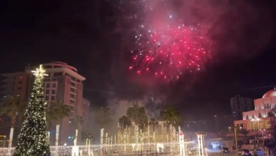Në Durrës, qytetarëve nuk iu pritet ora 00:00! Plasin fishekzjarrët  më shpejt nga sa pritej (VIDEO)