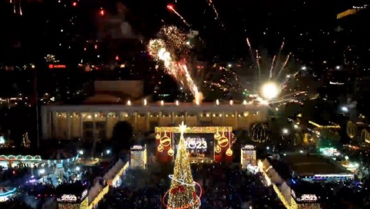 Troket 2023! Spektakël fishekzjarrësh në Tiranë! Atmosfera festive 'pushton' vendin! Shqiptarët urojnë: Gëzuar (VIDEO)