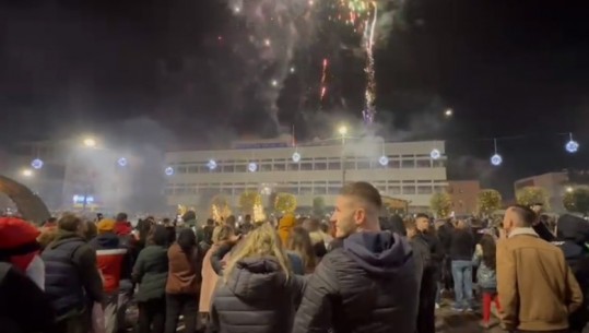 Qytetarët në Lezhë sfidojnë temperaturat e ulëta, mbushin sheshin plot dhe shijojnë fishekzjarrët  (VIDEO)