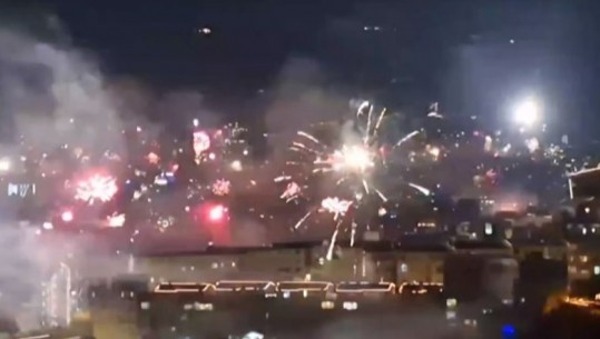 Si asnjëherë tjetër! Super spektakël fishekzjarrësh në Tiranë! Qielli ‘ndrin’  (VIDEO)