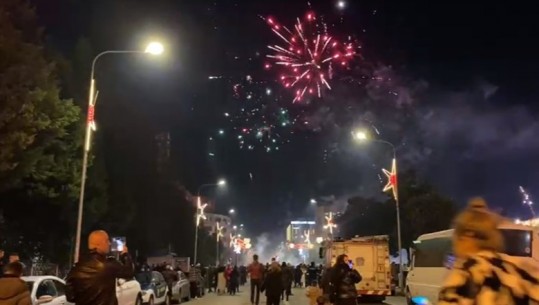 Atmosferë elektrizuese në Shkodër! Pas spektaklit të fishekzjarrëve, shkodranët drejt lokaleve, festa vazhdon (VIDEO)