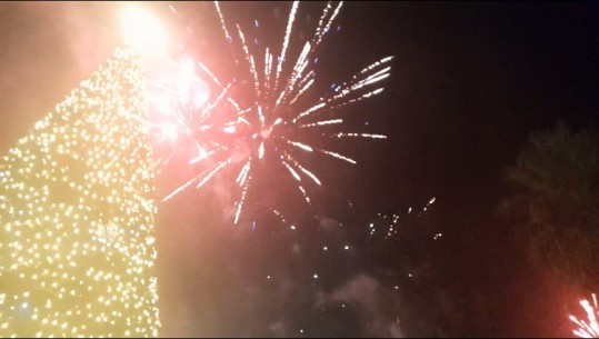 Nata e ndërrimit të viteve, qielli në Berat ‘mbulohet’ nga fishekzjarret! Vijon festimet në baret e lokalet e qytetit (VIDEO)