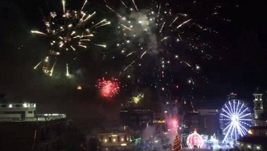 Kryeqyteti i festave nuk zhgënjen! Korça dhuron super atmosferë në 00:00 (VIDEO)