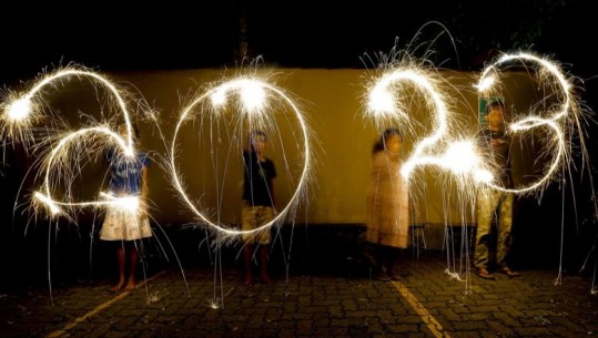 Festimet e Vitit të Ri 2023 në botë përmes fotografive! Në Wuhan, qytetarët mbushin rrugët dhe hedhin tullumbace në ajër! Pele kujtohet në Brazil