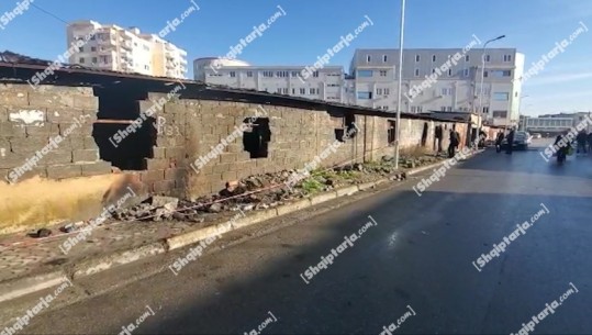 Përfshihen nga flakët 5 dyqane të tregut industrial në Durrës, shkrumbohen mallrat brenda tyre, policia: Dyshohet se ishte zjarr aksidental (VIDEO)