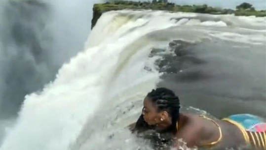 Video që të lë pa frymë/ E reja pozon në Ujëvarën Victoria në një lartësi prej 109 metrash