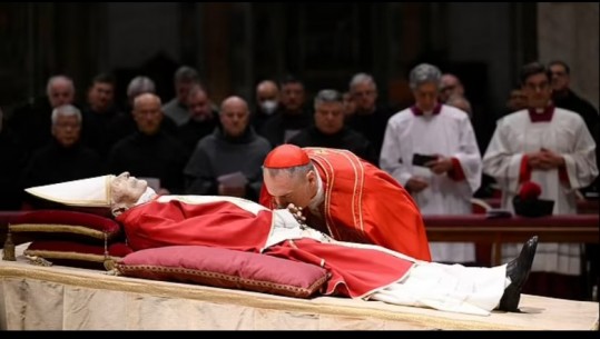 3 ditë homazhe për Papa Benediktin XVI në Vatikan! 15 mijë besimtarët në radhë për t’i dhënë lamtumirën e fundit! Në ceremoni Mattarella dhe Meloni (VIDEO+FOTO)