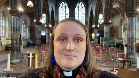 Njihuni me priftin e parë homoseksual në Britani: Jezusi i pëlqen rimelët me shkëlqim