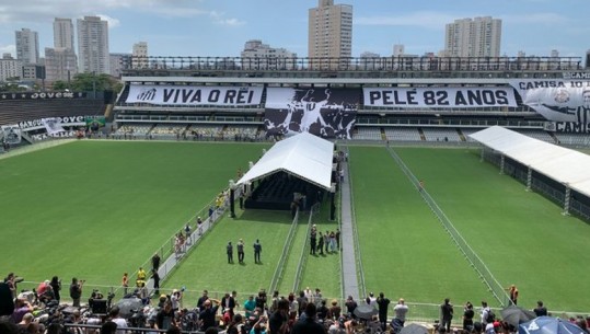 Nisin homazhet, trupi i pajetë i Pele-s do qëndrojë 24 orë në stadiumin e Santos-it! Autokolona udhëhiqet nga Infantino, mijëra njerëz presin radhën në nder të 'Mbretit' (VIDEO)