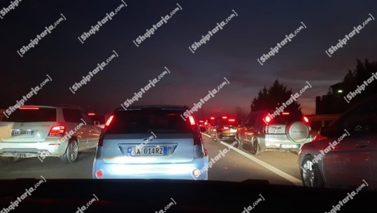 Festimet për Vitin e Ri sjellin lëvizje të mëdha të automjeteve! Radhë kilometrike trafiku në rrugën Laç-Fushë Krujë, qindra makina të bllokuara (VIDEO)