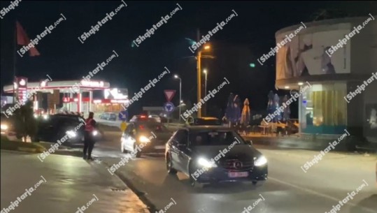 Festimet për Vitin e Ri sjellin radhë kilometrike të automjeteve në Elbasan! Policia kontrolle në terren (VIDEO)