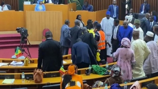 Goditën me shkelma kolegen shtatzënë, dënohen me 6 muaj burg dy deputetët e Kuvendit të Senegalit