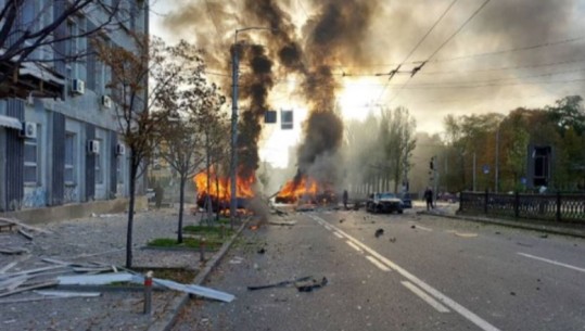 Bombardimet ruse dëmtojnë hotelin e gazetarëve në Kramatorsk, dyshohet për sulm me dron
