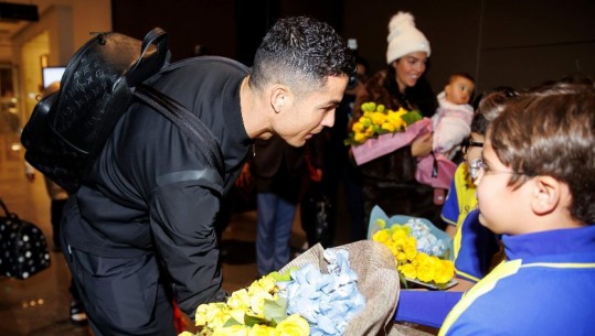 VIDEO/ Cristiano Ronaldo kryen vizitat mjekësore, 75 mijë kërkesa për bileta! Sulmuesi pritet me lule