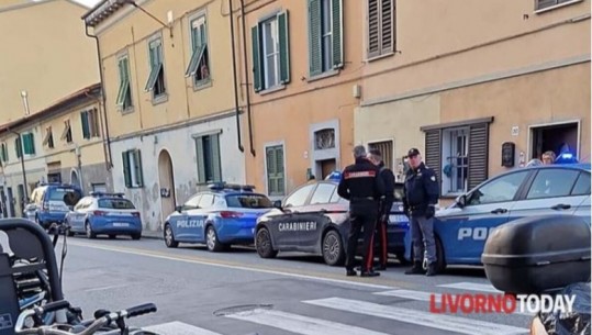 Një grup tunizianësh i futen në shtëpi familjes shqiptare në Itali, me hanxhar dhe thika për të vjedhur
