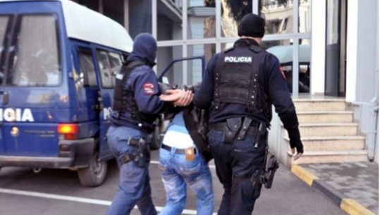 Mashtronte qytetarët e Korçës duke u premtuar certifikata pronësie në këmbim të parave, arrestohet punonjësi i zyrës private të konsulencës (EMRI)