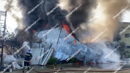 Flakët shkrumbojnë fabrikën e sfungjerit në Elbasan, vendi ‘mbulohet’ nga tymi i zi! Zjarri u shkaktua nga defekti në sistemin elektrik (VIDEO)