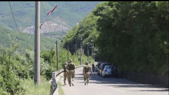 Kosovë/ KFOR largon dy kamionët e fundit të barrikadave në veri