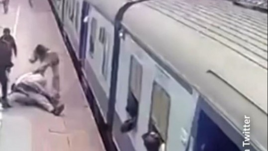 Video/ Një qytetar në Indi  bie para shinave të trenit, një oficer i shpëton jetën