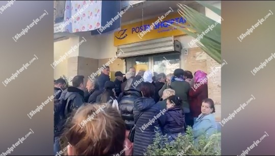 Pensionistët ‘dynden’ për të tërhequr bonusin e akorduar nga qeveria! Radhë e gjatë të moshuarish në Lezhë dhe në Tiranë (VIDEO)